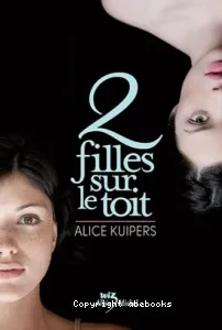 Deux filles sur le toit.