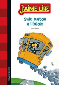 Sale matou à l'école