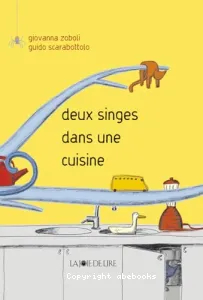 Deux singes dans une cuisine