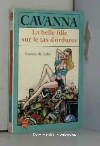 La belle fille sur le tas d'ordures